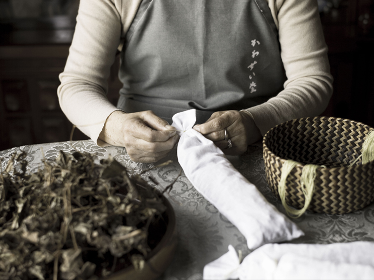 富山県富山市のかわせい堂では、富山県産の素材にこだわり、一つひとつ手作りで「どくだみの香り袋」を製造しています。